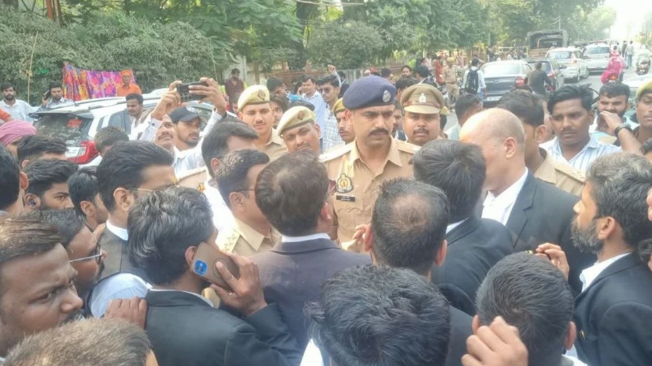प्रयागराज में वकीलों का चक्का जाम, SRN अस्पताल में अधिवक्ता से मारपीट पर भड़का गुस्सा