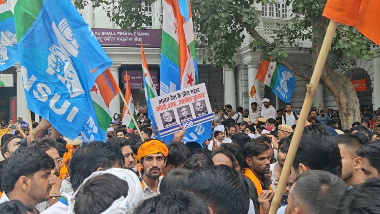 प्रदर्शन में शामिल होने के लिए आज सुबह से ही देश भर से आए लोगों और कार्यकर्ताओं की भारी भीड़ जमा हुई है। पूरे कनॉट प्लेस इलाके में मुख्य रूप से नेशनल स्टूडेंट्स यूनियन ऑफ इंडिया (NSUI) के झंडे चारों तरफ लहराते हुए नजर आ रहे हैं। छात्रों और युवाओं का उत्साह देखते ही बन रहा है। (Img- Dynamite News)  