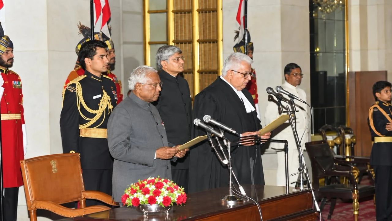 RK Narayan in Rashtrapati bhavan
