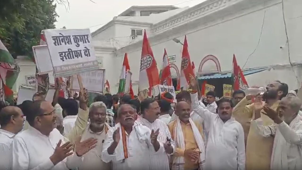 रायबरेली में कांग्रेस का उग्र प्रदर्शन: राहुल-प्रियंका को डिटेन करने और ‘वोट चोरी’ के खिलाफ सड़कों पर उतरे कार्यकर्ता
