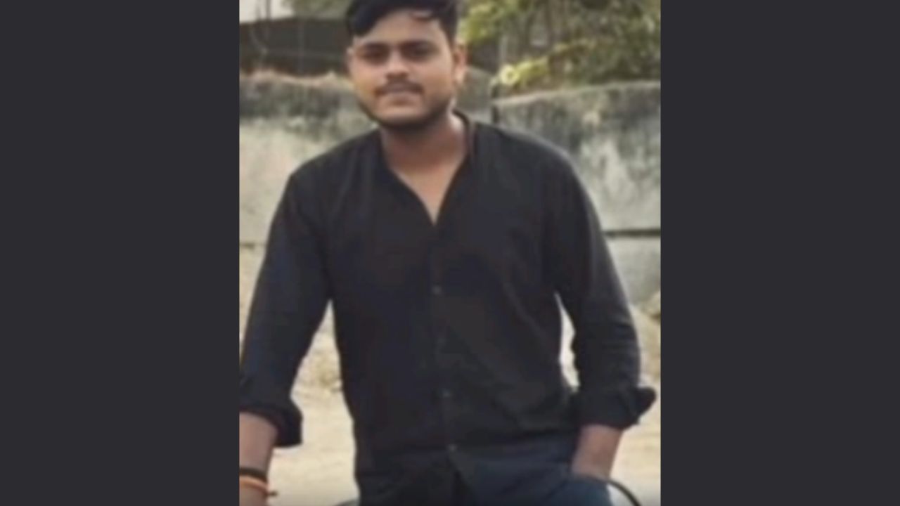 Raebareli News: सड़क किनारे खड़े ट्रक में जा घुसी तेज रफ्तार बुलेट, युवक की मौत, CCTV वीडियो वायरल