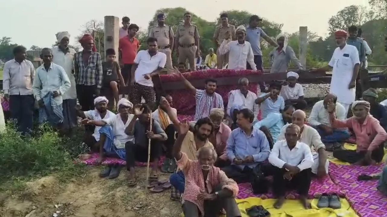 800 मीटर के लिए 17 किलोमीटर का चक्कर, मिर्जापुर में रेलवे अंडरपास की मांग को लेकर ग्रामीणों की भूख हड़ताल