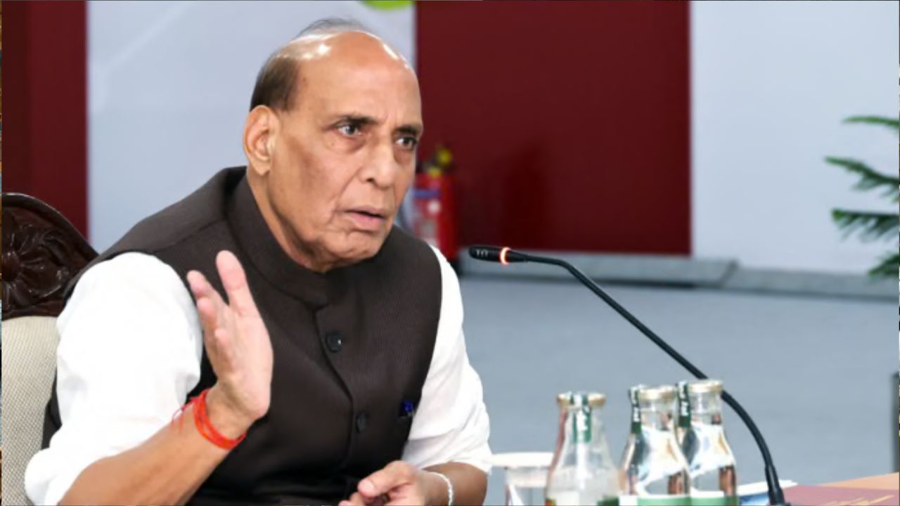 राजनाथ सिंह ने कांग्रेस पर साधा निशाना, बोले- बांग्लादेश की तर्ज पर सत्ता बदलना चाहती है