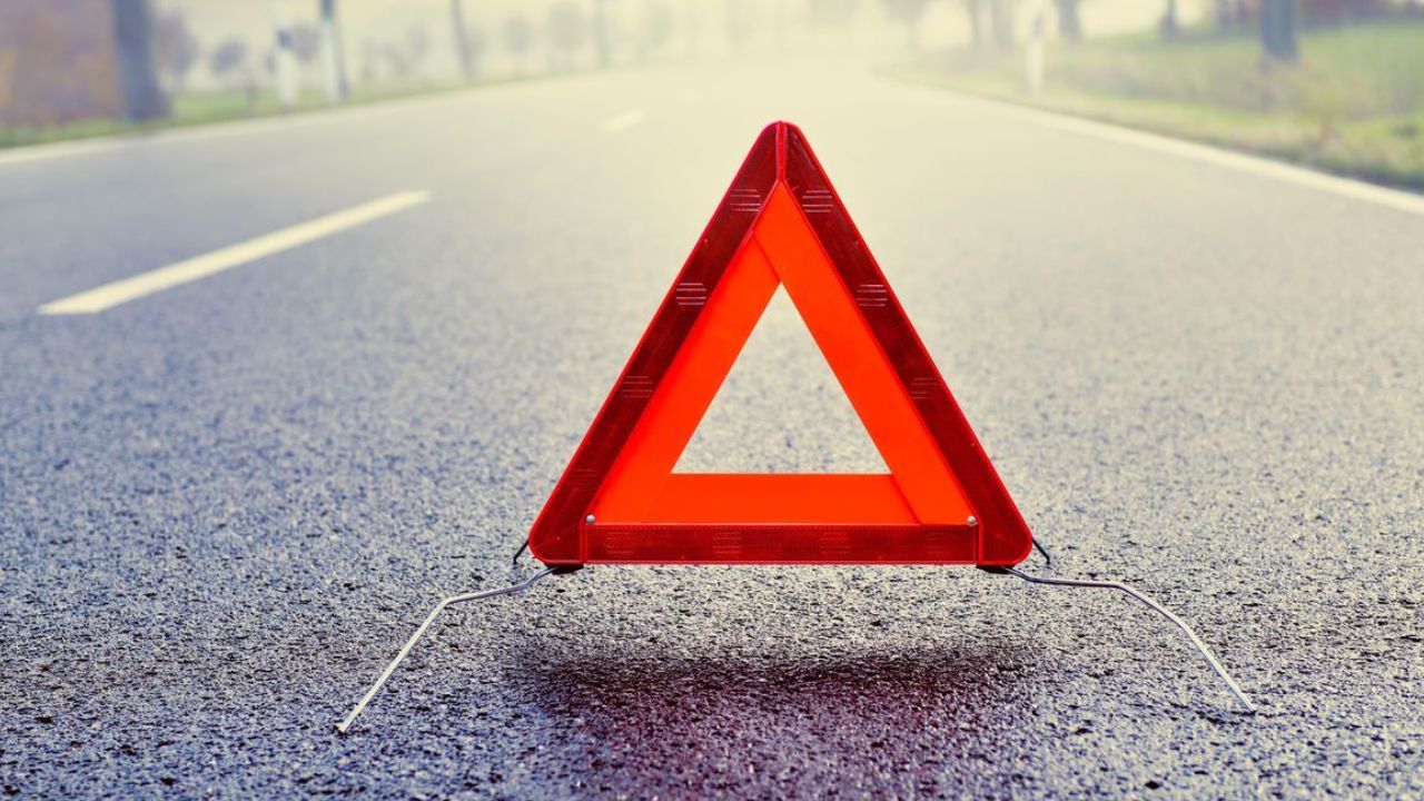 Hapur Delhi-Lucknow Highway Accident: श्रद्धालुओं से भरी बस अचानक पलटी, 6 से ज्यादा घायल, झपकी बनी वजह?