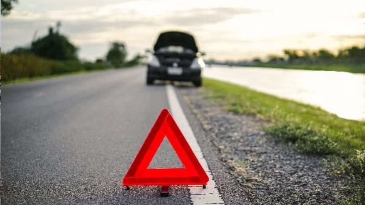 Ambedkar Nagar Road Accident: ओवरटेक करते ही हुआ खौफनाक टकराव, बस के एक हिस्से के उड़े परखच्चे; 4 की मौत