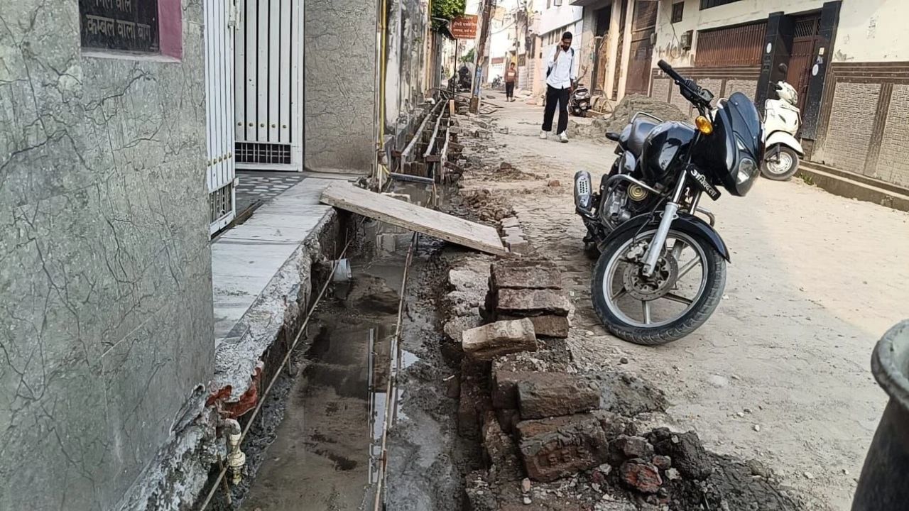 बारिश में डूब जाएंगे हमारे घर! सड़क निर्माण में मनमानी और घटिया सामग्री के इस्तेमाल से स्थानीय लोगों में उबाल
