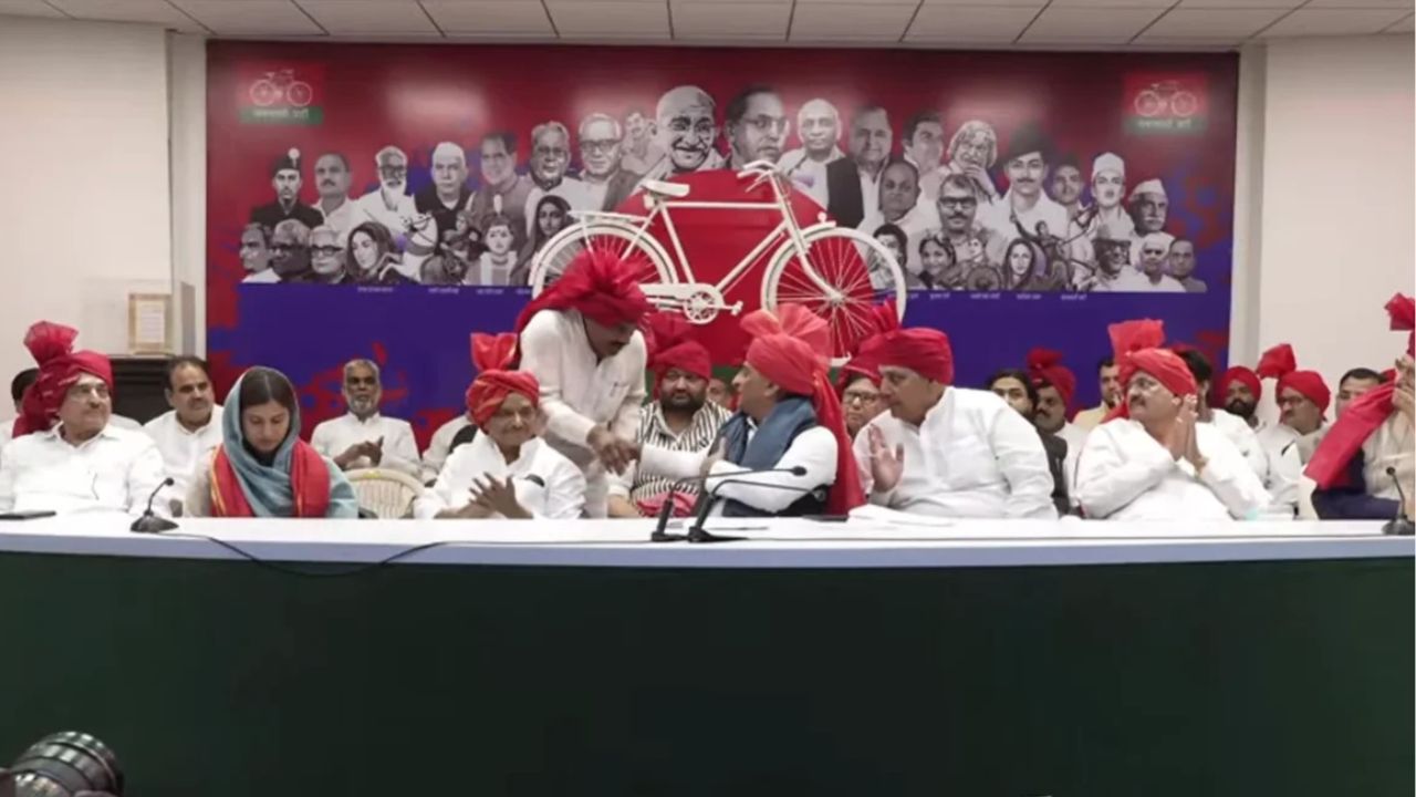 UP Election 2027: चुनाव से पहले BJP को झटका! BJP-BSP के कई नेताओं ने थामा अखिलेश यादव का हाथ