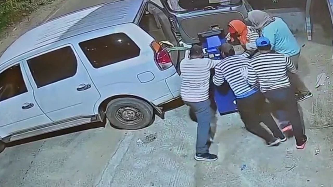देवघर में फिल्मी स्टाइल में पूरा ATM ही उड़ा ले गए चोर, गैस कटर से काटकर रस्सी से 500 मीटर तक सड़क पर घसीटा