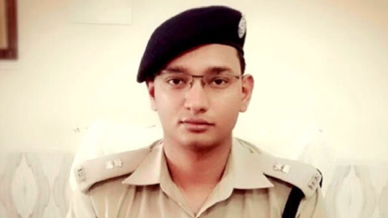 Mathura News: 23 दरोगाओं के तबादले के बीच थाना प्रभारी पर गिरी गाज, सिहोरा हत्याकांड में क्या हुई चूक?