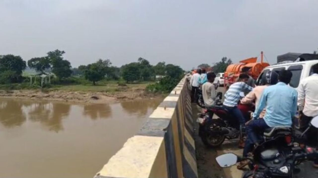 जिंदगी से हार या किसी दर्द का अंत? महाराजगंज में त्रिमुहानी पुल से रोहिन नदी में कूदी महिला, तलाश में जुटी पुलिस