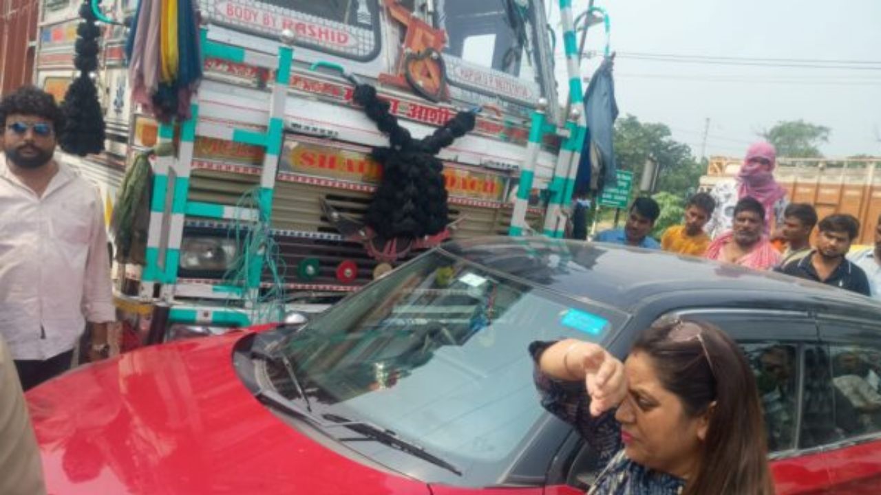 गोरखपुर में रोंगटे खड़े करने वाला हादसा, अनियंत्रित ट्रक ने कार को मारी टक्कर, 400 मीटर तक महिला डॉक्टर को घसीटा