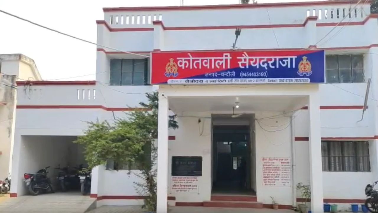 Chandauli News: युवक की गर्दन में घुसाई टूटी शराब की बोतल, सरेआम हमले से मचा हड़कंप
