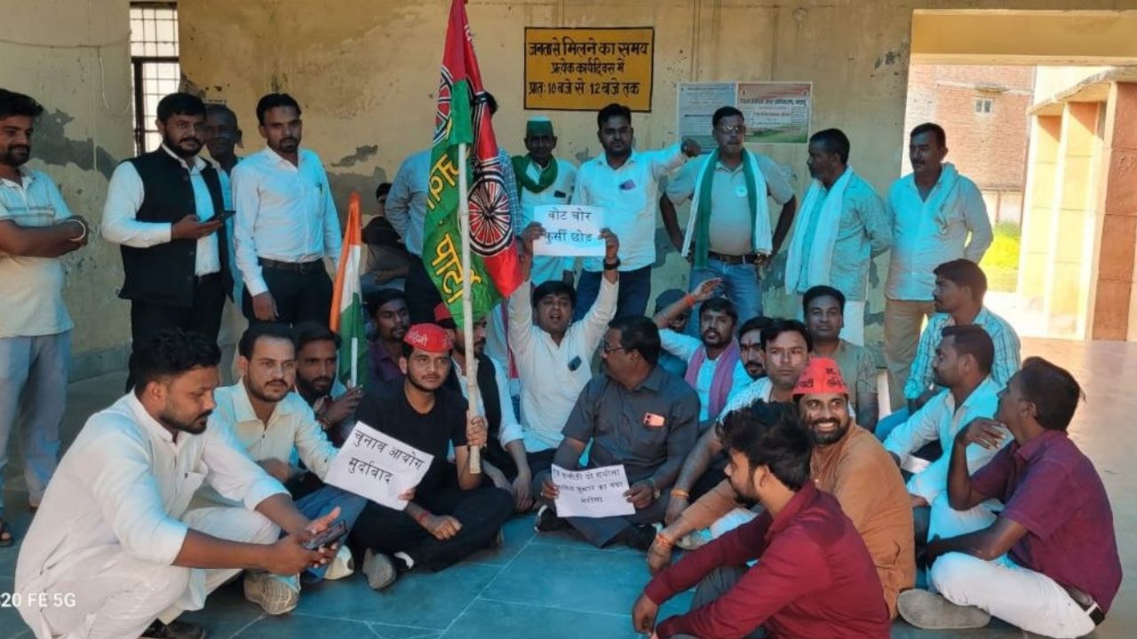 अखिलेश यादव की हिरासत पर भड़का बदायूं: बिसौली SDM दफ्तर के बाहर धरने पर अड़े सपाई, रिहाई तक महासंग्राम