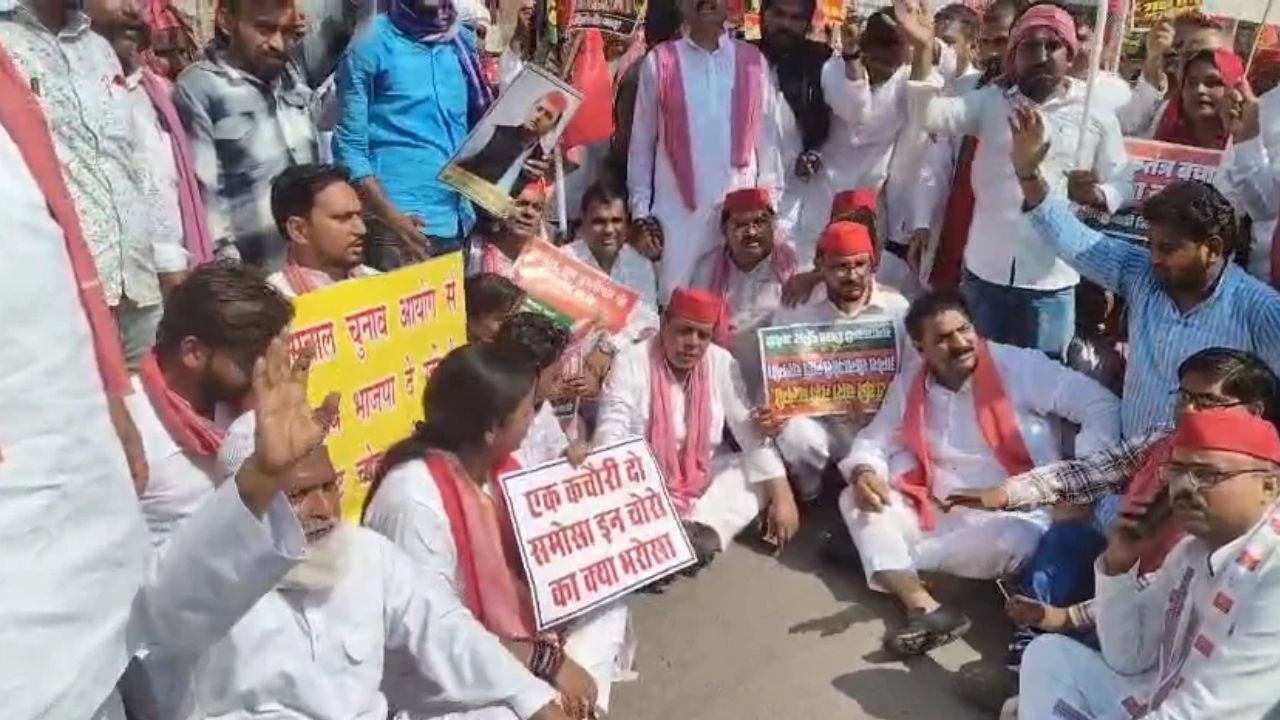 ‘इन चोरों का क्या भरोसा’: अनोखे नारों और जोरदार हंगामे के बीच अमेठी में सपा का चुनाव आयोग के खिलाफ उग्र प्रदर्शन