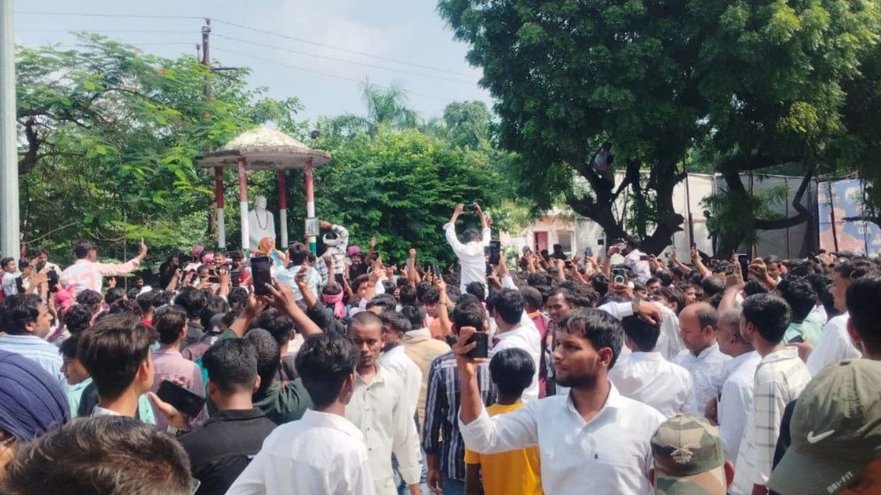 सुलतानपुर में यूट्यूबर संजय यदुवंशी का तिकोनिया पार्क में धरना, पुलिस दबिश के विरोध में जुटे समर्थक
