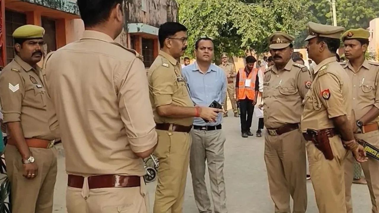 Sitapur PET Exam 2026: परीक्षा केंद्रों पर बरती गई विशेष सतर्कता, महिला अभ्यर्थियों को पायल और चूड़ियां तक उतारनी पड़ी