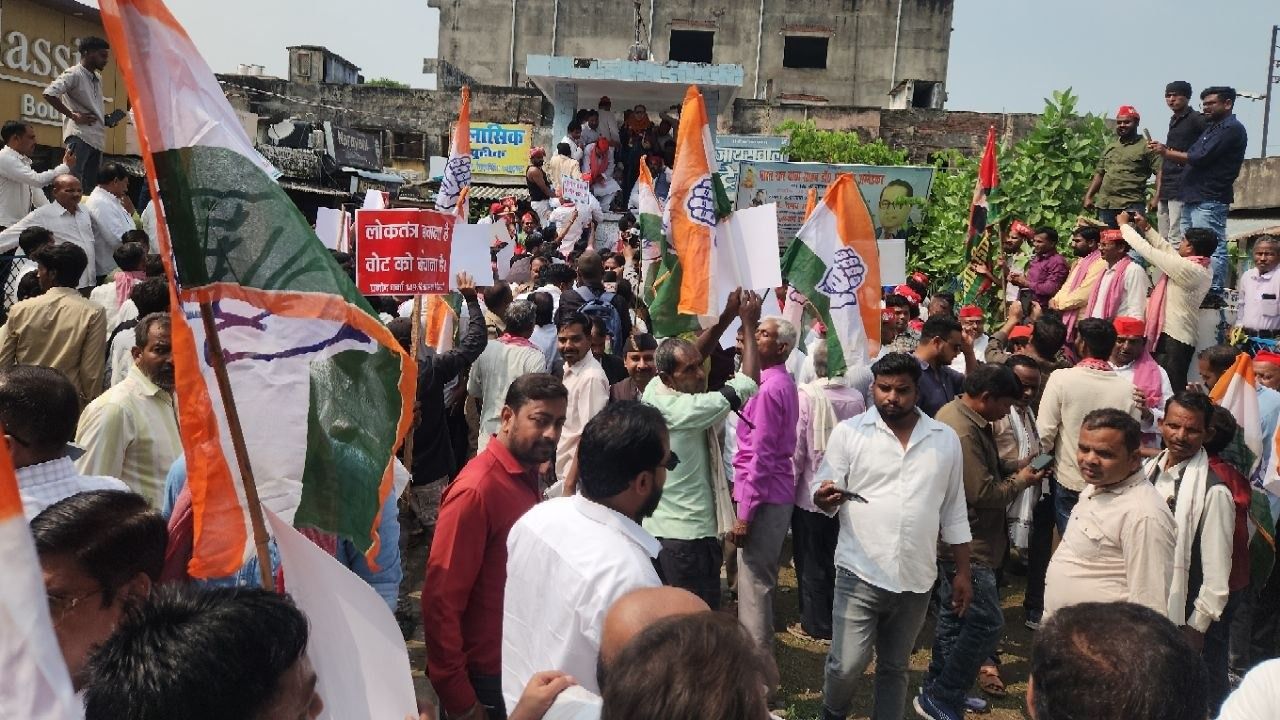 सीतापुर के आंबेडकर पार्क में संग्राम, एक मंच पर आई सपा-कांग्रेस! CEC ज्ञानेश कुमार के खिलाफ FIR दर्ज करने की उठी मांग