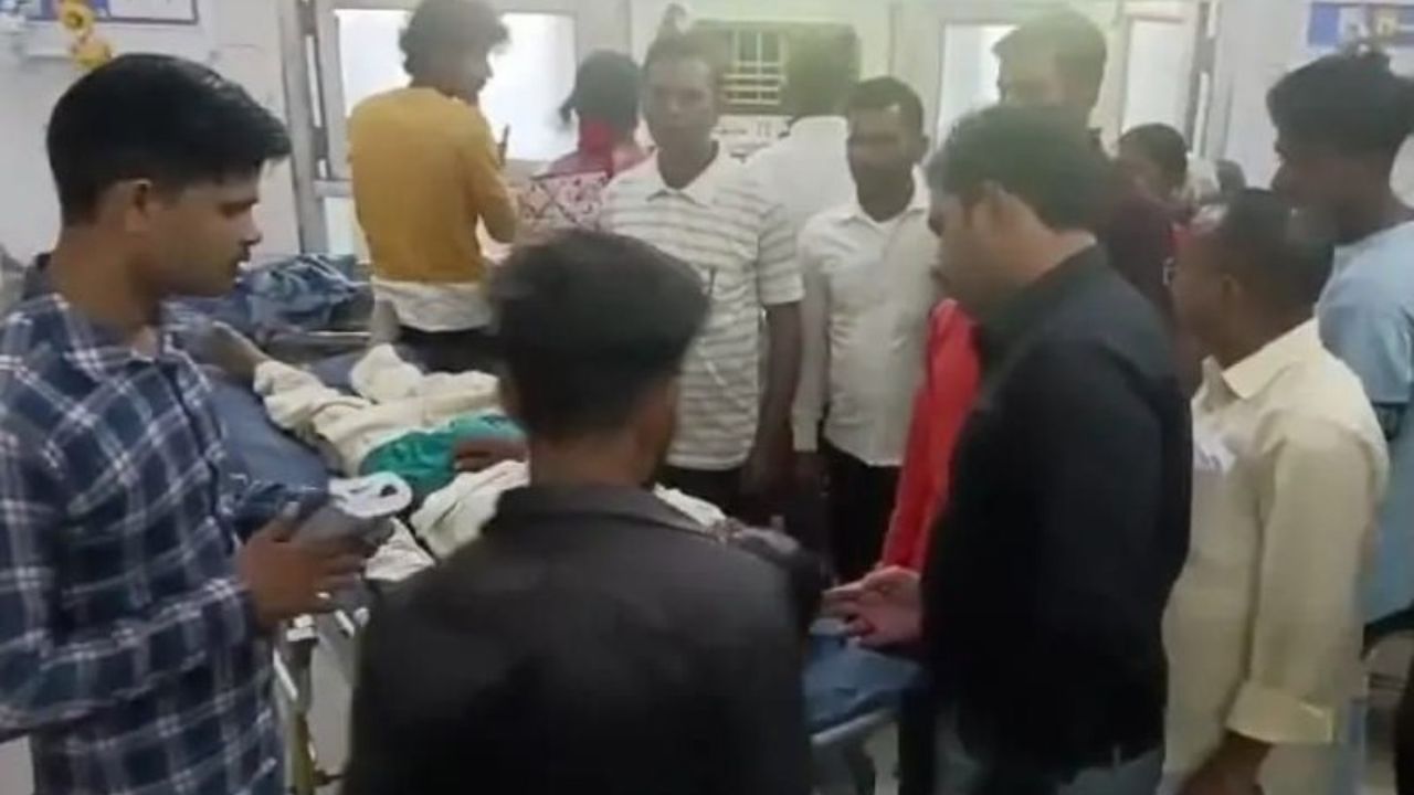 दवा लेने निकला था युवक, रेलवे ट्रैक पर जिंदगी और मौत की जंग! सीतापुर में ट्रेन की चपेट में आया गुड्डू