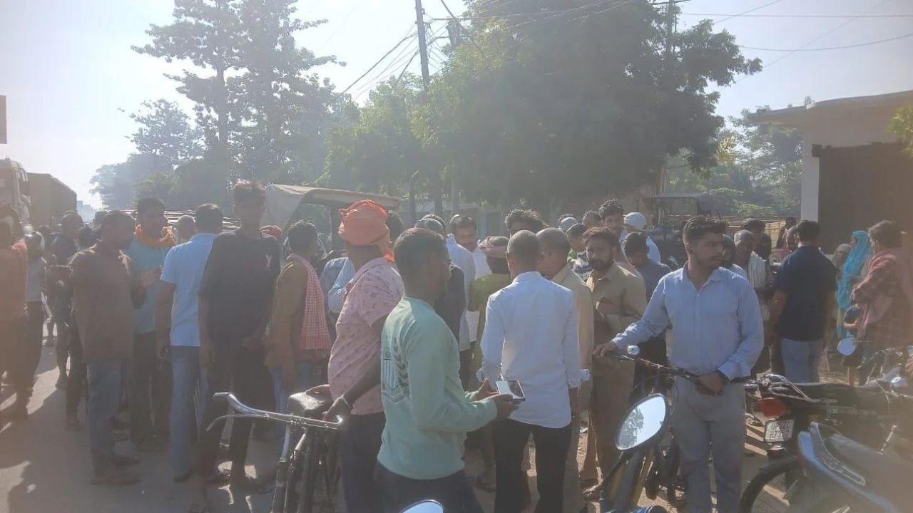 ट्रैक्टर के नीचे फंसी बाइक, 50 मीटर तक घसीटता रहा चालक: देवरिया में सनबीम स्कूल के पास भीषण हादसा