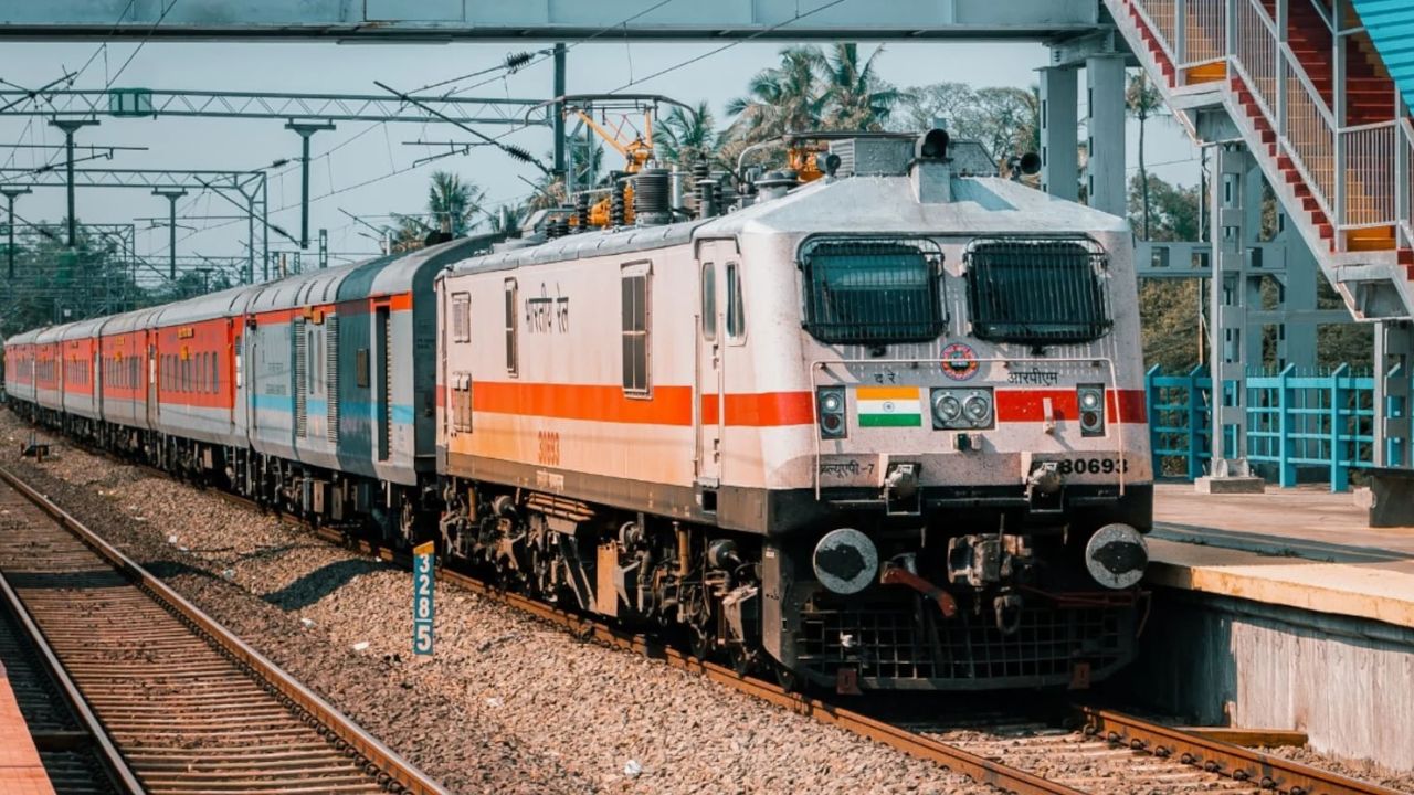 दिवाली-छठ पर घर जाना होगा आसान, रेलवे ने चलाईं 4 जोड़ी स्पेशल ट्रेनें; प्रयागराज में भी ठहराव