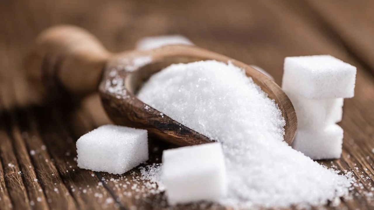 Sugar Shortage: चीनी की सप्लाई ठप, बाजार में बढ़े दाम, क्या त्योहार से पहले बिगड़ेगा रसोई का बजट?