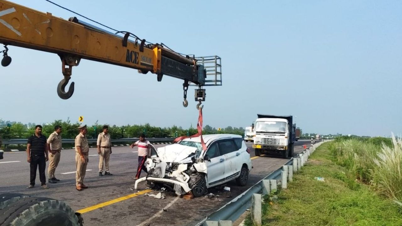 उत्तर प्रदेश के सुल्तानपुर जिले में बुधवार सुबह पूर्वांचल एक्सप्रेसवे पर भीषण सड़क हादसा हो गया। बल्दीराय थाना क्षेत्र में तेज रफ्तार अर्टिगा कार आगे चल रहे एक अज्ञात ट्रक में पीछे से जा घुसी। हादसे में कार सवार तीन पेशेवर टेनिस खिलाड़ियों की मौत हो गई, जबकि तीन अन्य गंभीर रूप से घायल हो गए। दुर्घटना के बाद मौके पर पहुंची पुलिस और यूपीडा की टीम ने राहत-बचाव अभियान चलाया।