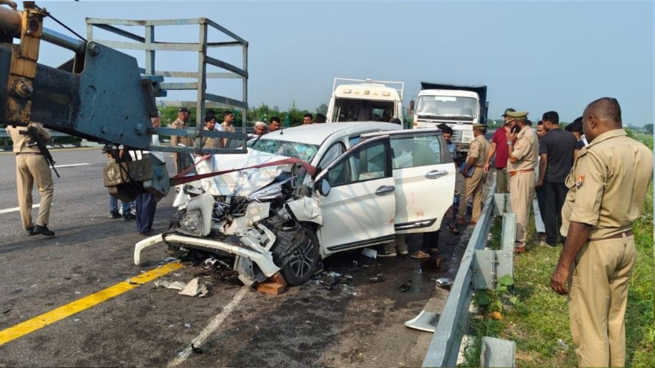 हादसा पूर्वांचल एक्सप्रेसवे पर माइलस्टोन 97.500 के पास सुबह करीब पांच बजे हुआ। बताया गया कि अर्टिगा कार में छह लोग सवार थे। सभी लखनऊ में टेनिस खेलकर देवरिया लौट रहे थे। इसी दौरान तेज रफ्तार कार आगे चल रहे अज्ञात ट्रक से जा टकराई।