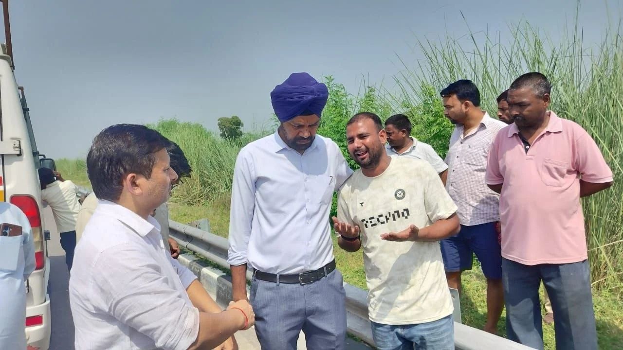अपनों के शव देख फफक पड़े परिजन, नम हो गईं DM इंद्रजीत सिंह की आंखें; हादसे के बाद मौके पर भावुक माहौल