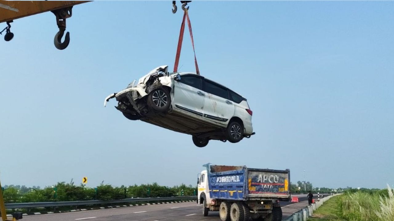 टक्कर इतनी जोरदार थी कि अर्टिगा बुरी तरह क्षतिग्रस्त हो गई। कार में सवार कई लोग अंदर फंस गए। सूचना मिलते ही यूपीडा के सुरक्षाकर्मी और स्थानीय पुलिस मौके पर पहुंची और कड़ी मशक्कत के बाद सभी को कार से बाहर निकाला