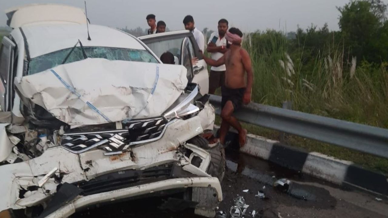 हादसे में देवरिया निवासी नित्या प्रजापति (22), इरफान अंसारी (20) और अनिकेत (24) की मौत हो गई। वहीं देवरिया के लार थाना क्षेत्र के लखौरा निवासी आनंद यादव (23), तैयर बुजुर्ग निवासी राजू (22) और पश्चिम बंगाल के बीरभूम जिले के जमुनी निवासी जयंतो शर्मा (30) घायल हुए हैं। घायलों को एंबुलेंस की मदद से सौ शैय्या संयुक्त चिकित्सालय कुमारगंज पहुंचाया गया। प्राथमिक उपचार के बाद हालत गंभीर होने पर तीनों घायलों को मेडिकल कॉलेज दर्शननगर रेफर कर दिया गया।