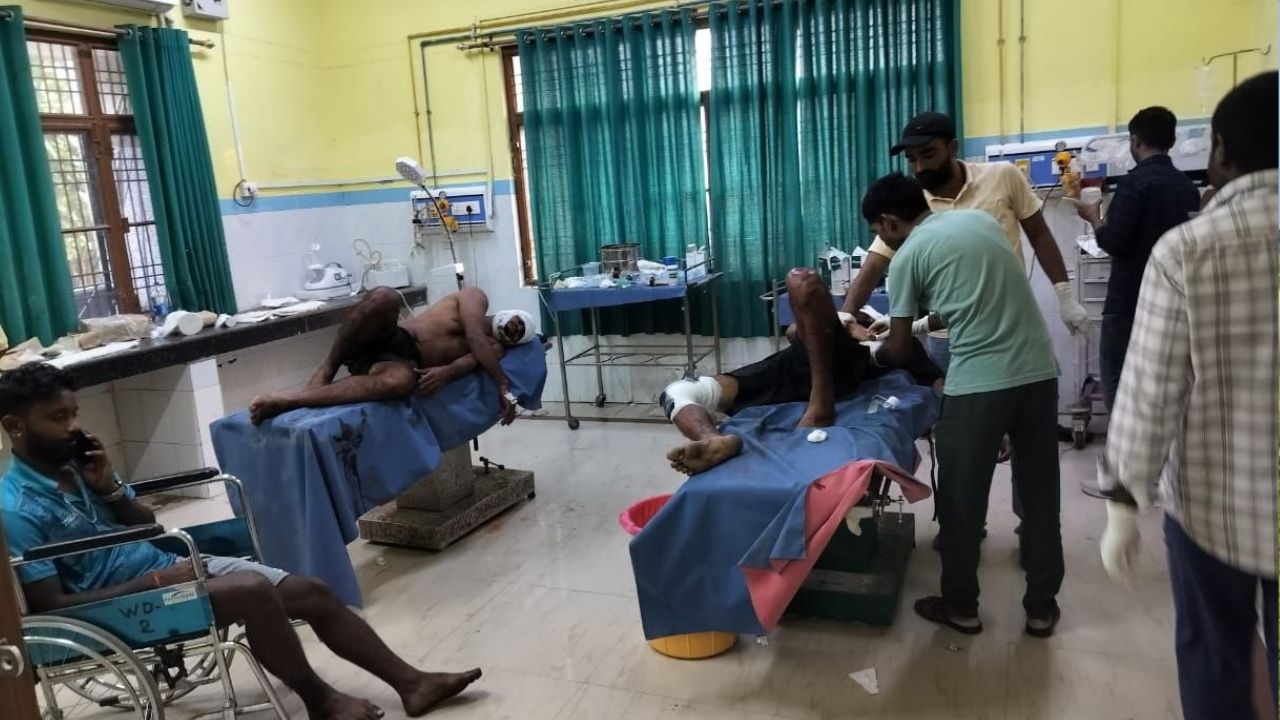 घायल जयंतो शर्मा के अनुसार, कार में सवार सभी लोग पेशेवर टेनिस खिलाड़ी हैं। वे लखनऊ में टेनिस खेलकर देवरिया वापस लौट रहे थे। यात्रा के दौरान कार में मौजूद सभी लोग नींद में थे। इसी बीच अचानक हादसा हो गया। उन्हें टक्कर किस तरह हुई, इसकी जानकारी नहीं हो सकी।