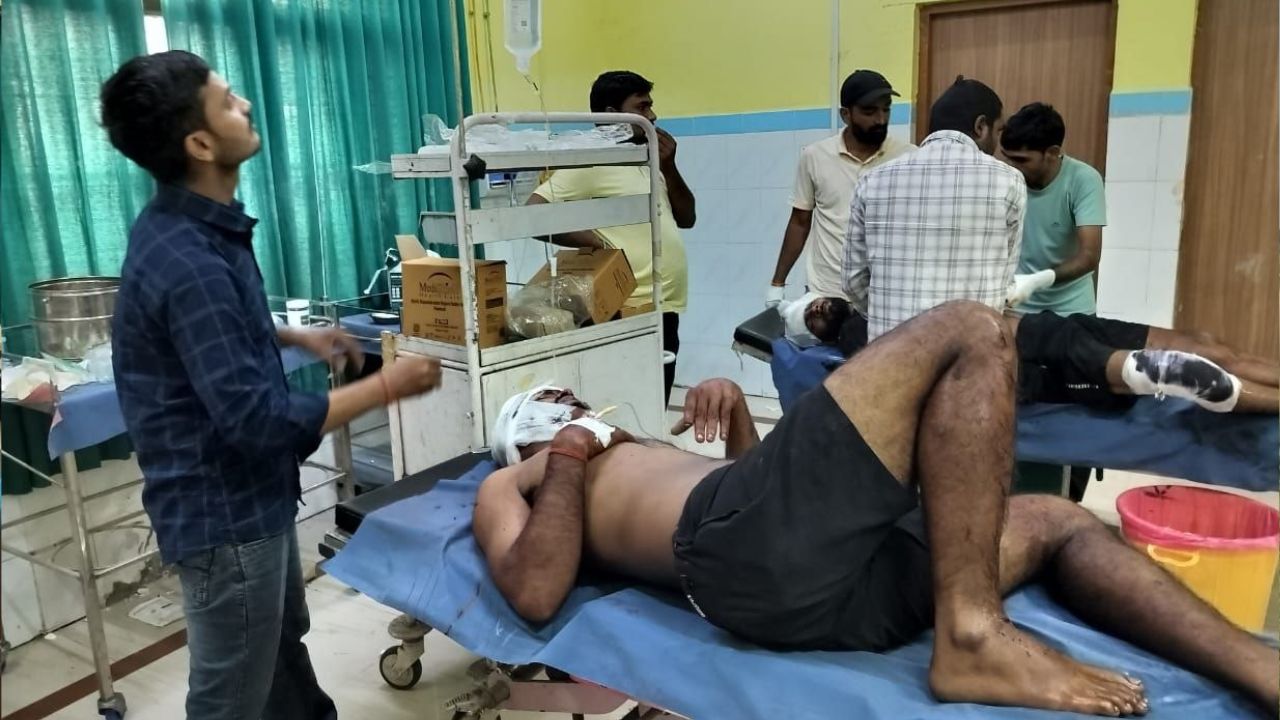 हादसे के बाद पुलिस ने मृतकों के शव कब्जे में लेकर आगे की कार्रवाई शुरू कर दी है। दुर्घटना में शामिल अज्ञात ट्रक की तलाश की जा रही है। पुलिस एक्सप्रेसवे पर लगे कैमरों और अन्य उपलब्ध साक्ष्यों की मदद से ट्रक की पहचान करने का प्रयास कर रही है। क्षेत्राधिकारी बल्दीराय आशुतोष कुमार के अनुसार, हादसे की सूचना मिलते ही पुलिस टीम मौके पर पहुंची और राहत-बचाव कार्य कराया गया। दुर्घटना के कारणों की जांच की जा रही है। पुलिस यह भी पता लगाने में जुटी है कि टक्कर किन परिस्थितियों में हुई और इसमें शामिल ट्रक कौन सा था।