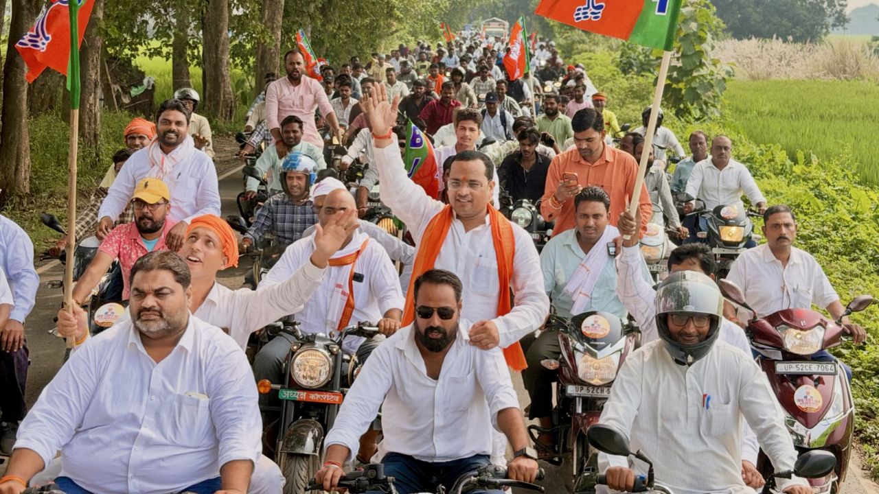 देवरिया में भाजपा विधायक का अनोखा स्टंट, चलती बाइक पर खड़े होकर सफर करते नजर आए सुरेंद्र चौरसिया, वीडियो वायरल