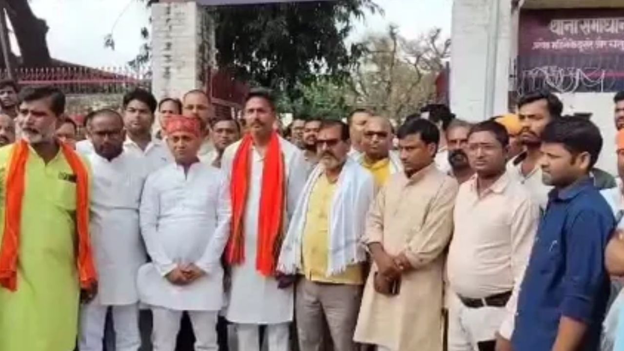 देवरिया में खाकी और कुर्सी पर हमला, टेंडर विवाद में ईओ को जबरन अगवा करने की कोशिश, मची बवाल