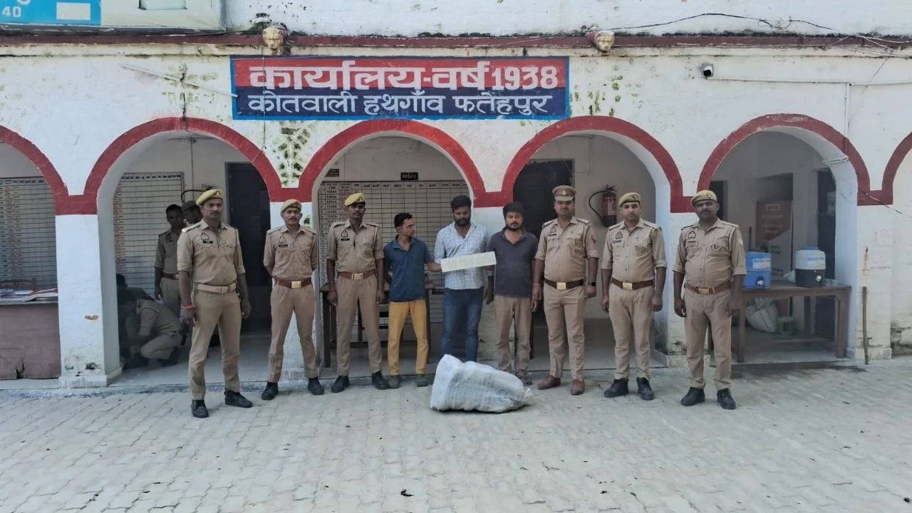 महिंद्रा कार की मैट के नीचे छिपाई थी खेप! फतेहपुर में अंतरराज्यीय गांजा तस्करों का पर्दाफाश