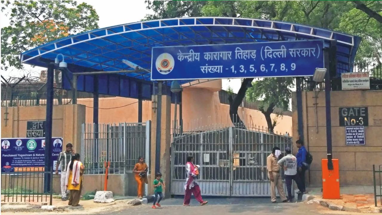 तिहाड़ जेल में VIP ट्रीटमेंट के नाम पर वसूली के आरोप, गृह विभाग ने मांगा हिसाब