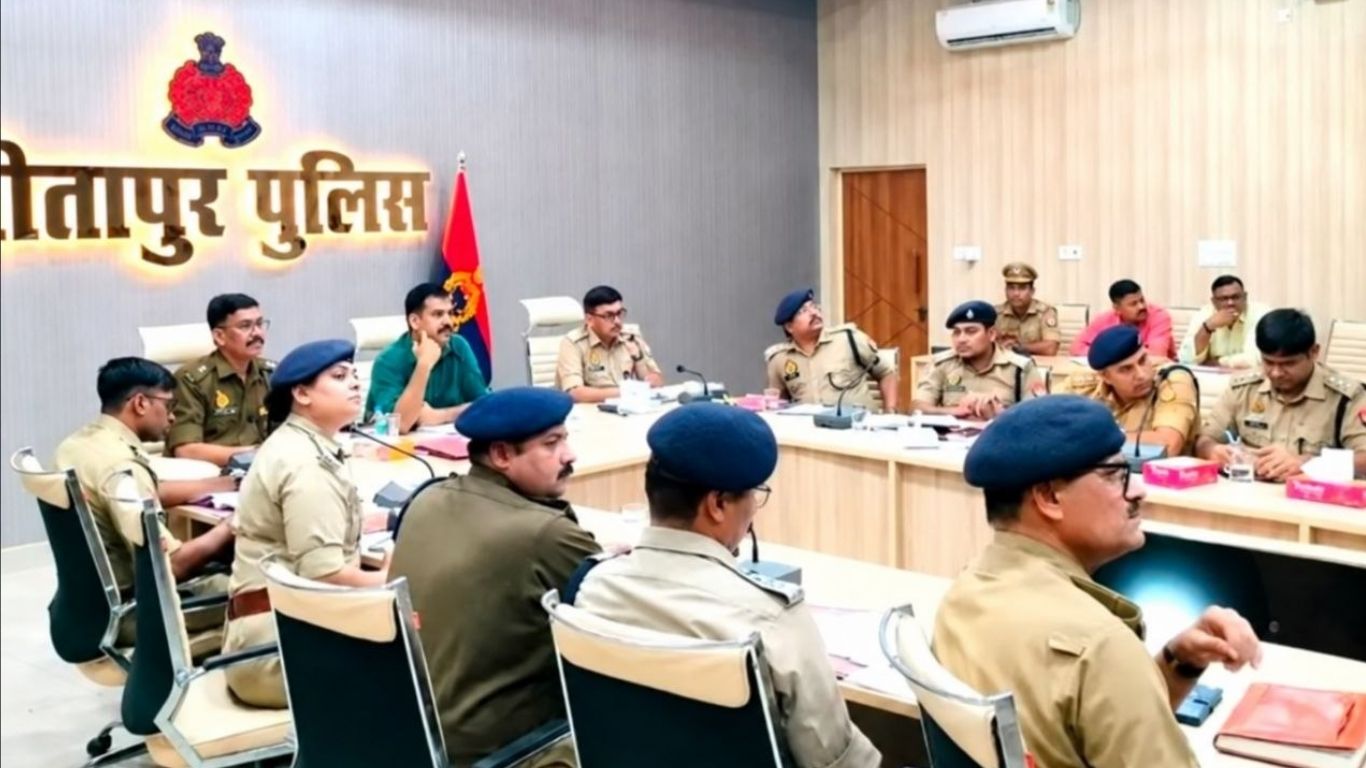 सीतापुर में आधी रात SP की बड़ी बैठक, पुलिसकर्मियों को सख्त चेतावनी; इन मामलों पर रहेगा खास फोकस