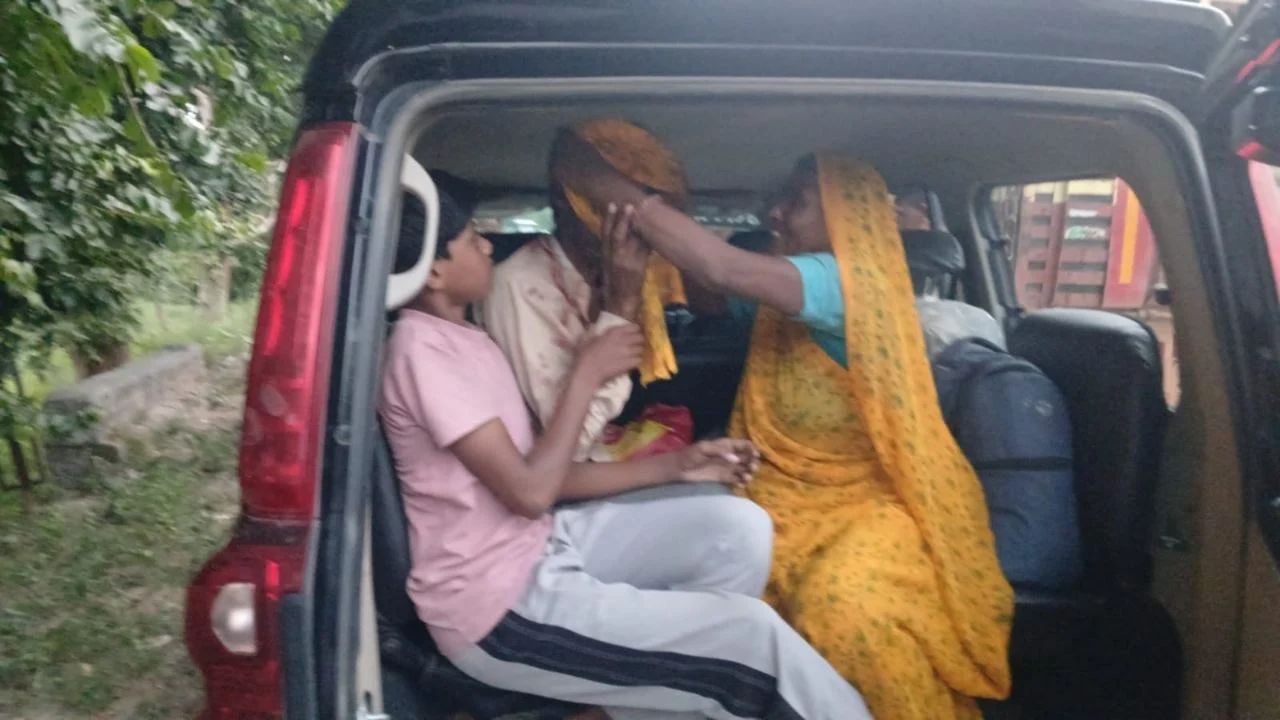 बाजार से घर लौट रहे संजय की जिंदगी पर मंडराया संकट! ट्रैक्टर की जोरदार टक्कर से बाइक सवार गंभीर रूप से घायल