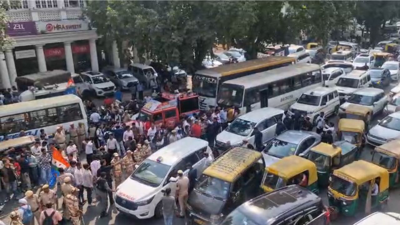 आज हो रहे इस विशाल प्रदर्शन के चलते राजधानी के दिल कहे जाने वाले कनॉट प्लेस में भारी ट्रैफिक जाम लग गया है। सड़कों पर वाहनों की लंबी-लंबी कतारें देखने को मिल रही हैं, जिससे आम लोगों को आने-जाने में भारी दिक्कतों का सामना करना पड़ रहा है। पुलिस प्रशासन स्थिति को संभालने में लगा है। (Img- Dynamite News)  