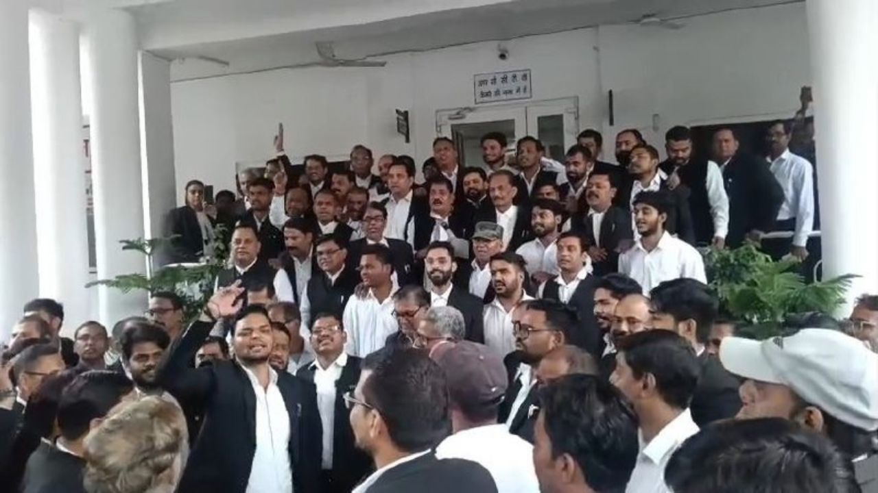Jhansi News: झांसी में ज्ञापन देने पहुंचे थे अधिवक्ता, वीडियो बनाने को लेकर पुलिसकर्मी से बवाल