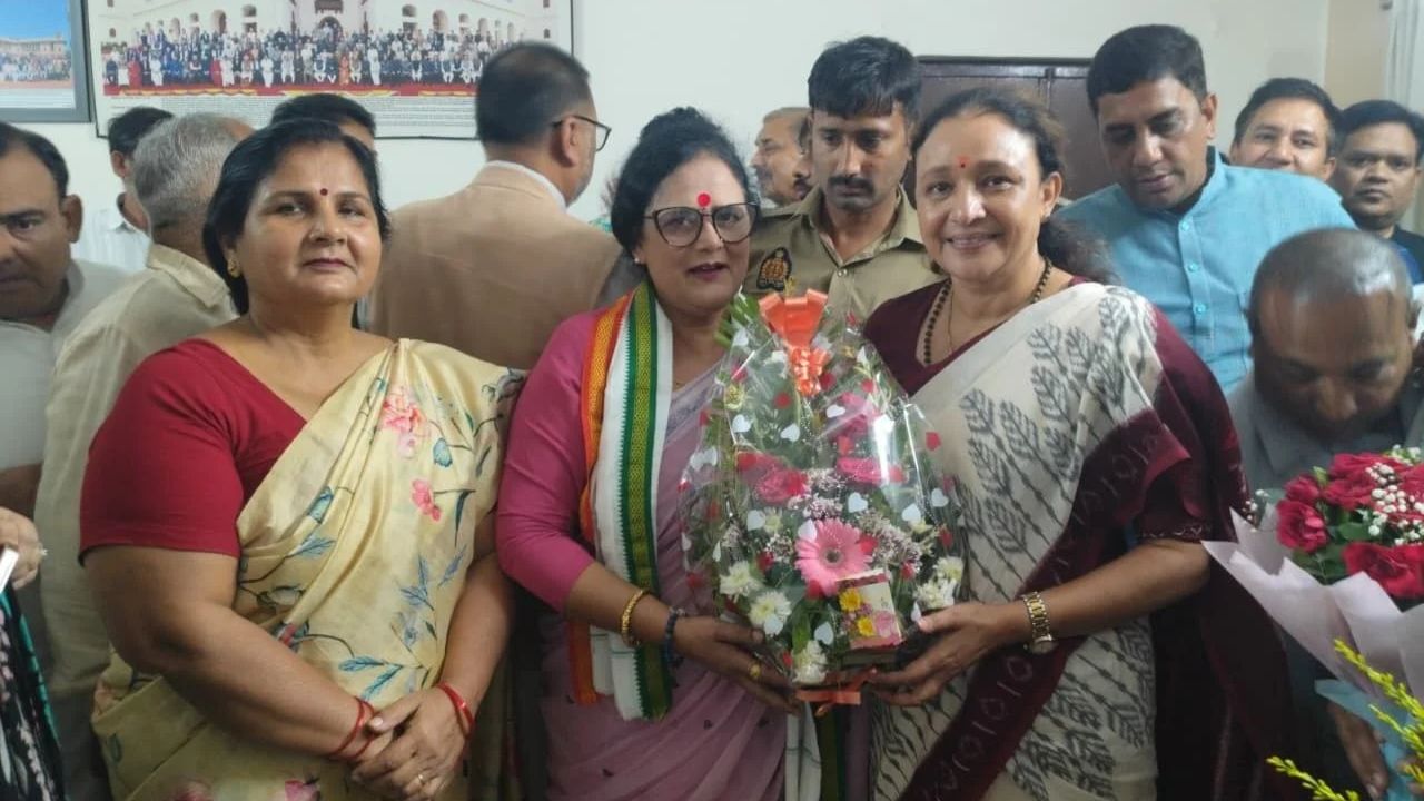 अजय राय के हटते ही बदला हवा का रुख! नई यूपी अध्यक्ष से मिलीं अर्चना राठौर; फर्रुखाबाद में नए फेरबदल की सुगबुगाहट