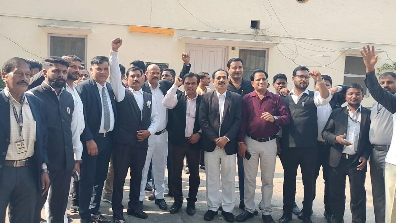 Saharanpur News: 45 साल से अधूरी मांग पर फिर सड़कों पर उतरे वकील, 4 नवंबर से पूरे यूपी में निकालेंगे न्याय यात्रा