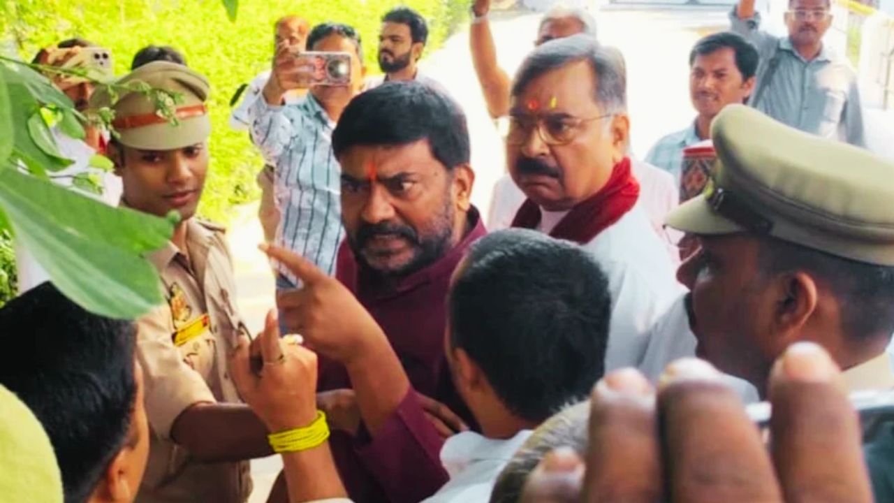 UP MLC Voting: गोरखपुर में मीडिया के सामने भिड़े सपा-भाजपा समर्थक, लखनऊ में सपा प्रत्याशी कांति सिंह ने व्यवस्था पर उठाए सवाल