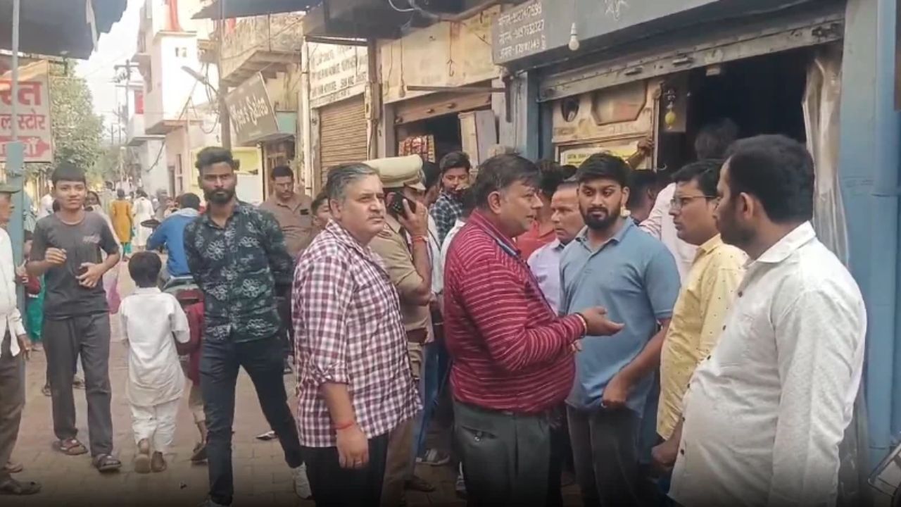 नकाब पहनकर शोरूम में घुसी महिला15 लाख के गहने लेकर फरार, CCTV से खुलासा