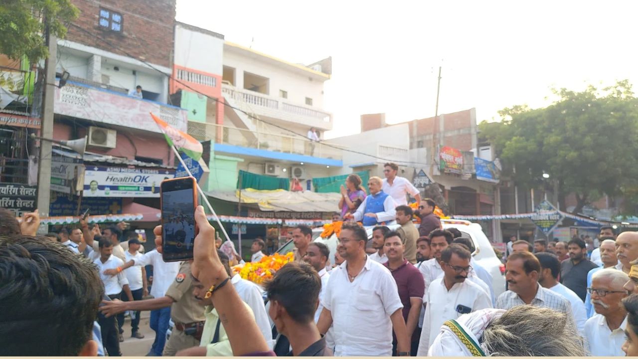 प्रतापगढ़ में आराधना मिश्रा ‘मोना’ का भव्य स्वागत, बुलडोजर से हुई पुष्प वर्षा; 10 किमी लंबा रोड शो
