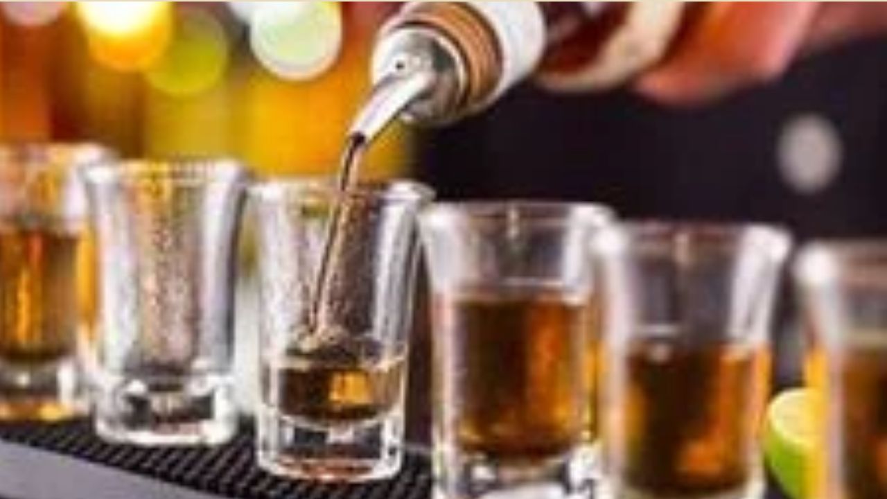 औरंगाबाद में शराब की दुकान पर महिलाओं का हल्लाबोल, गांव का माहौल बिगड़ने का लगाया आरोप