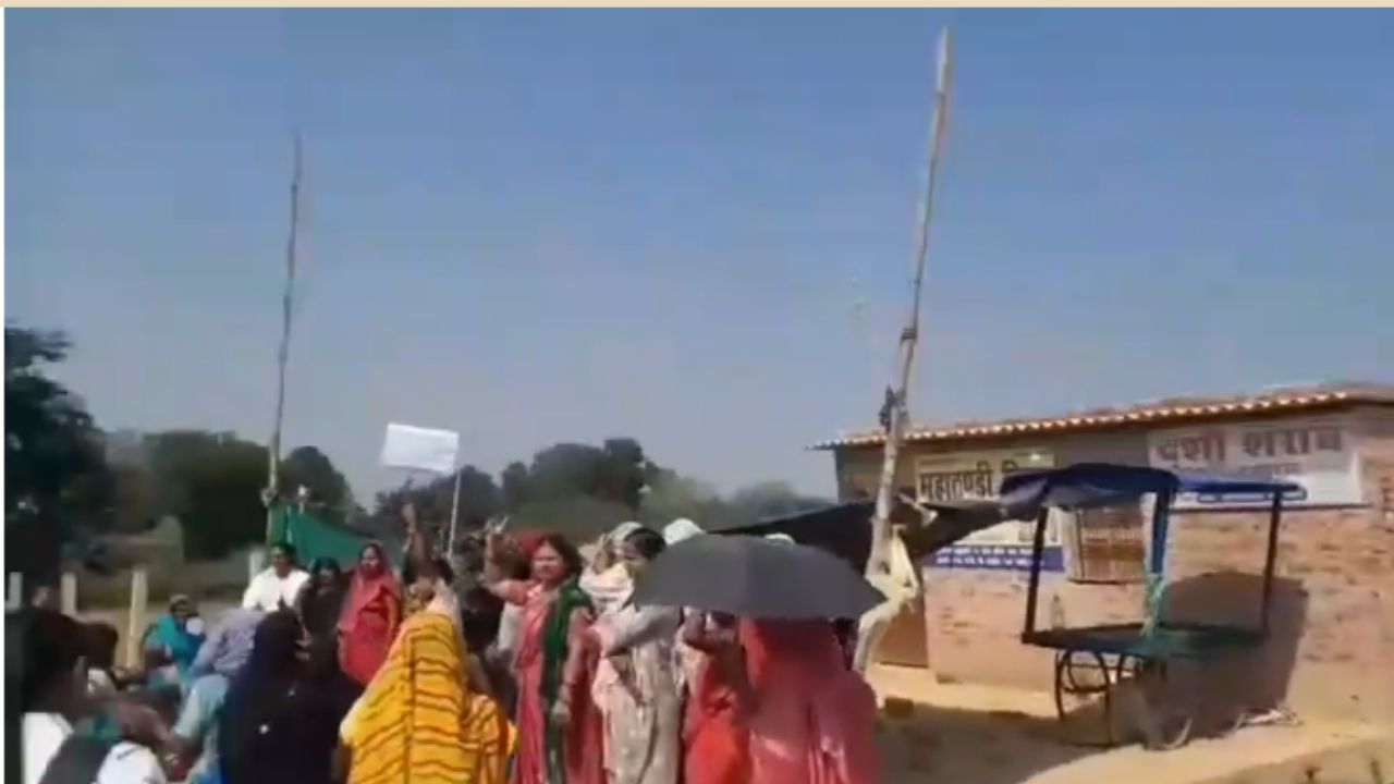 औरंगाबाद में शराब की दुकान पर महिलाओं का हल्लाबोल, गांव का माहौल बिगड़ने का लगाया आरोप