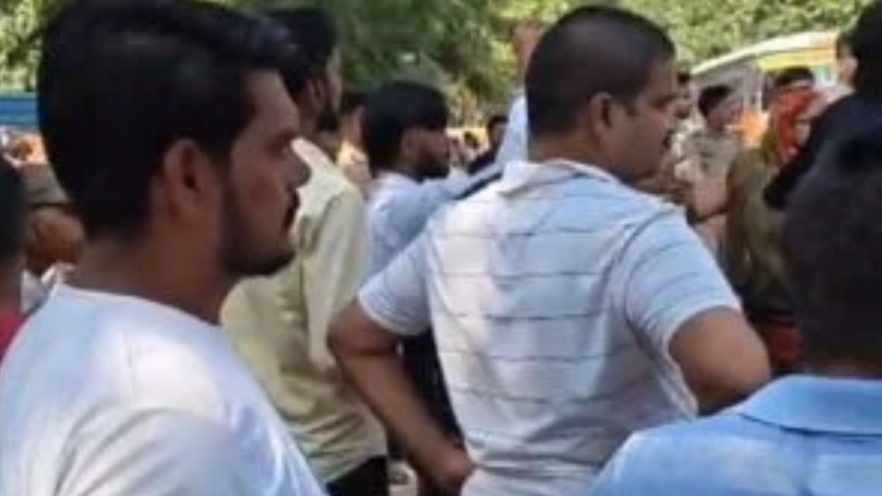 खजनी में PWD की जमीन से हटाया गया अवैध निर्माण, दो घंटे में ध्वस्त किए गए ढांचे