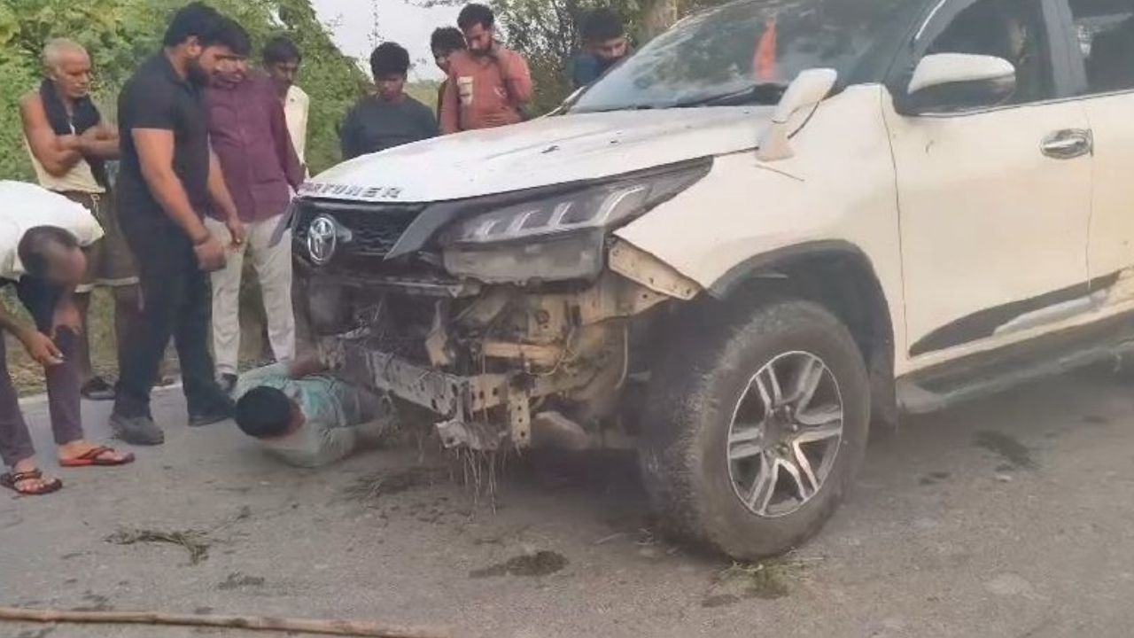 समथर में हादसा! बाइक को बचाने में खाई में गिरी फॉर्च्यूनर, मचा हड़कंप