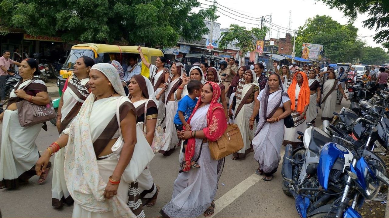 Pratapgarh: आशा बहुओं की मांग को लेकर प्रतापगढ़ में बड़ा प्रदर्शन, हाईवे पर थमा ट्रैफिक; अब आगे क्या?